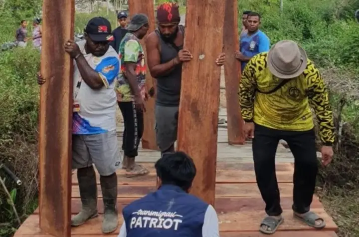 Tim Ekspedisi Patriot UI Bangun Jembatan Wondama untuk Perkuat Akses dan Ekonomi Warga