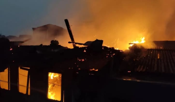 90 Personel Gulkarmat Memadamkan Kebakaran Rumah di Matraman, 15 Jiwa Selamat