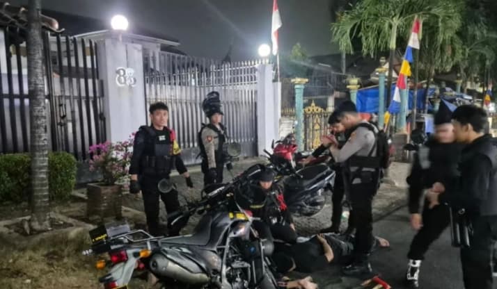 Polisi Gagalkan Tawuran di Cipayung, Empat Pemuda Tertangkap dan Tiga Senjata Tajam Disita