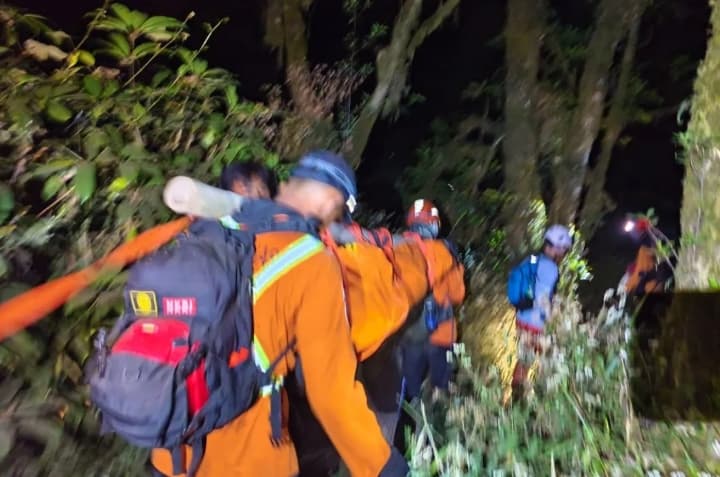 Tim SAR Mengevakuasi Jenazah Pendaki 16 Tahun yang Terjatuh ke Kawah Gunung Slamet