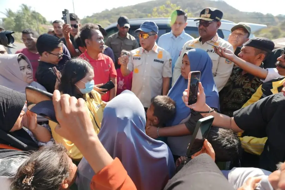 Tito Karnavian Dengarkan Keluhan Korban Gempa Nagekeo dan Titipkan Bantuan Rp50 Juta