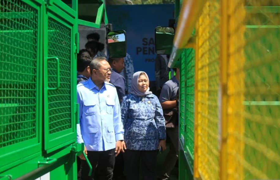 Zulkifli Hasan Serahkan Puluhan Kendaraan Operasional untuk Perkuat Pengelolaan Sampah TPS3R Balak Banyuwangi
