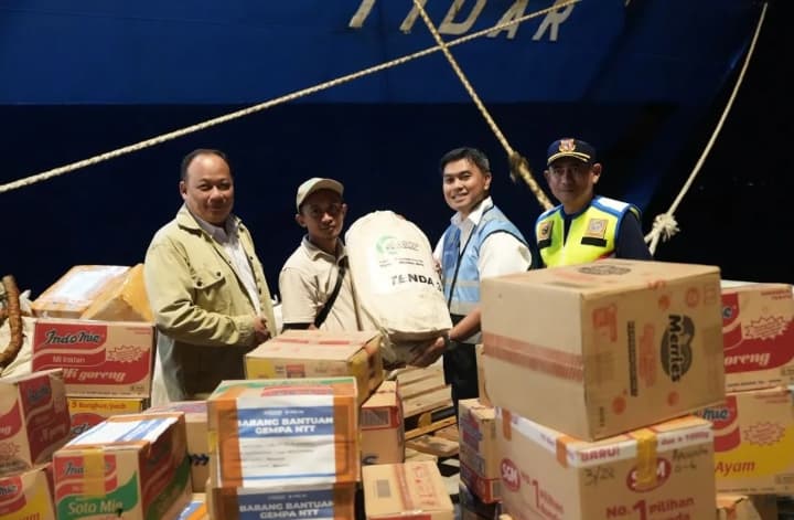KM Tidar Tiba di Maumere Membawa 481 Koli Bantuan untuk Korban Gempa NTT