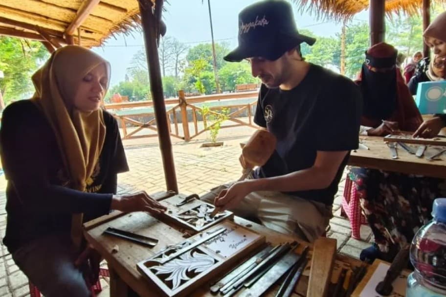 25 Mahasiswa dari 14 Negara Belajar Seni Ukir Jepara Bersama Pengukir Lokal