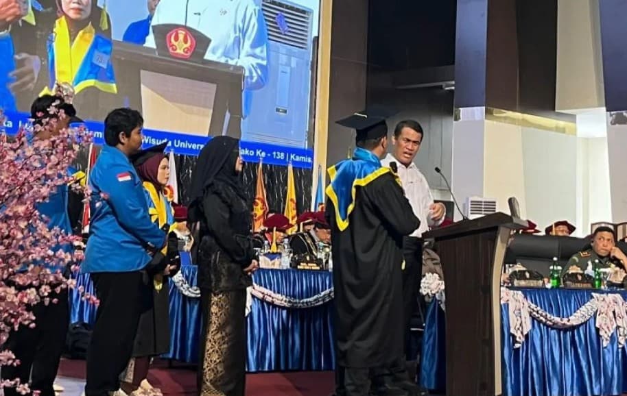 Mentan Amran Beri Alsintan Gratis kepada Lulusan dan Mahasiswa Untad untuk Kembangkan Usaha Pertanian