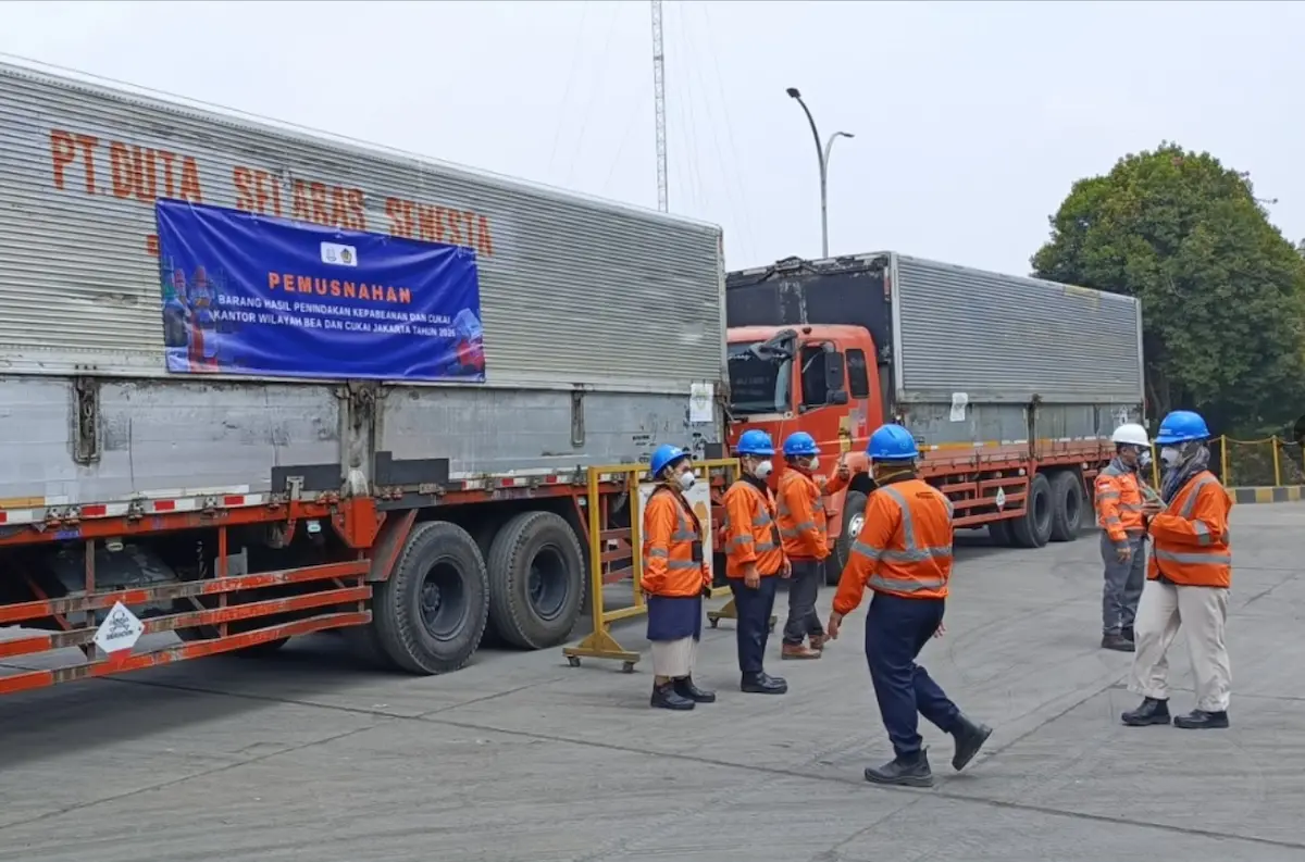 Bea Cukai Jakarta Musnahkan Jutaan Rokok dan Ribuan Botol MMEA Ilegal Senilai Rp20,18 Miliar