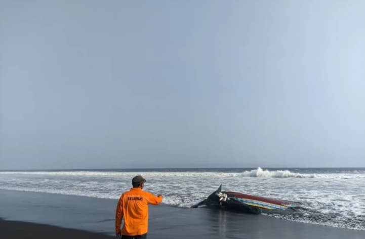 Tim SAR Jember Melanjutkan Pencarian Tiga Nelayan Hilang setelah Perahu Terbalik Dihantam Ombak