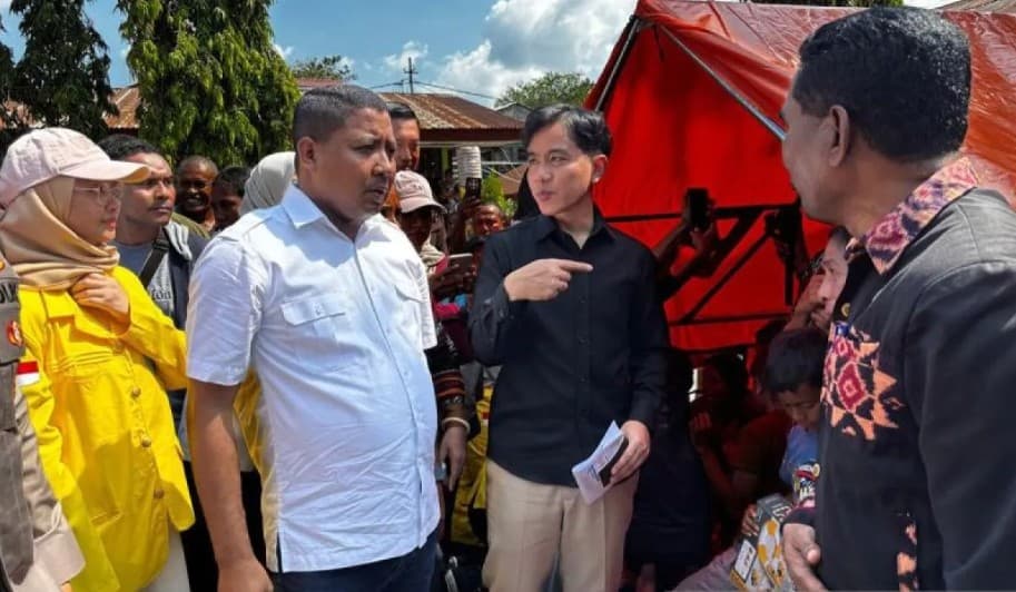 Gibran Tinjau Pengungsi dan Fasilitas Rusak akibat Gempa M 7,7 di Sikka