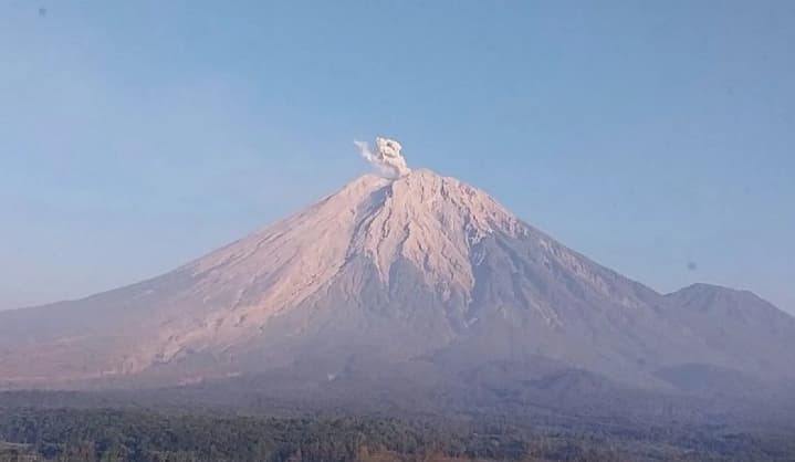 Gunung Semeru Erupsi Tiga Kali Jumat Pagi, Kolom Letusan Terakhir Capai 800 Meter
