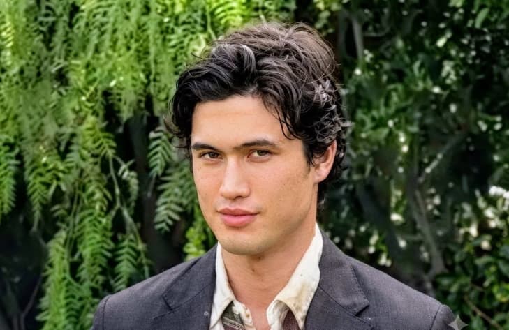 Lionsgate Bidik Charles Melton untuk Memerankan Kakashi dalam Film Live-Action "Naruto"