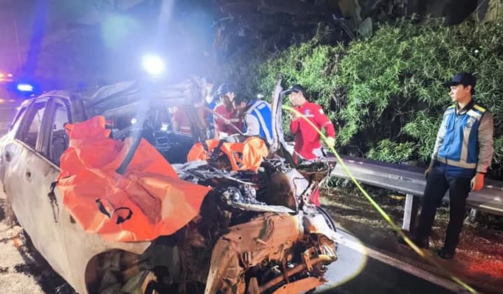 Mercedes-Benz Tabrak Truk Kontainer lalu Terbakar di Tol Jagorawi, Dua Orang Tewas