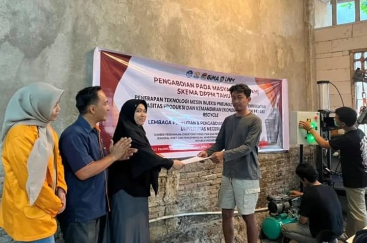 UNM dan Universitas Fajar Bantu Payabo Recycle Tingkatkan Produksi Sampah Plastik dengan Mesin Injeksi