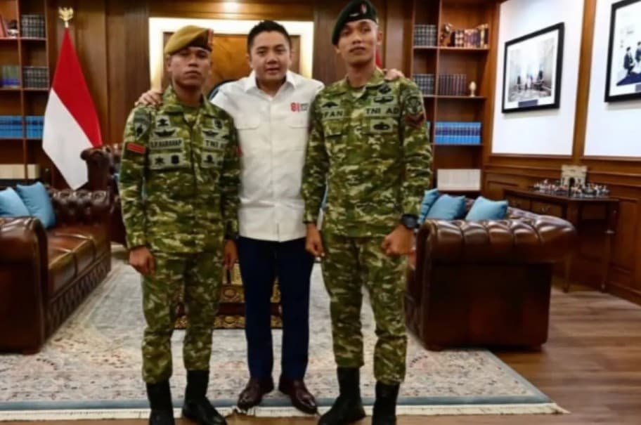 Seskab Teddy Apresiasi Dua Prajurit TNI yang Kibarkan Kembali Merah Putih di Masjid Raya Baiturrahman
