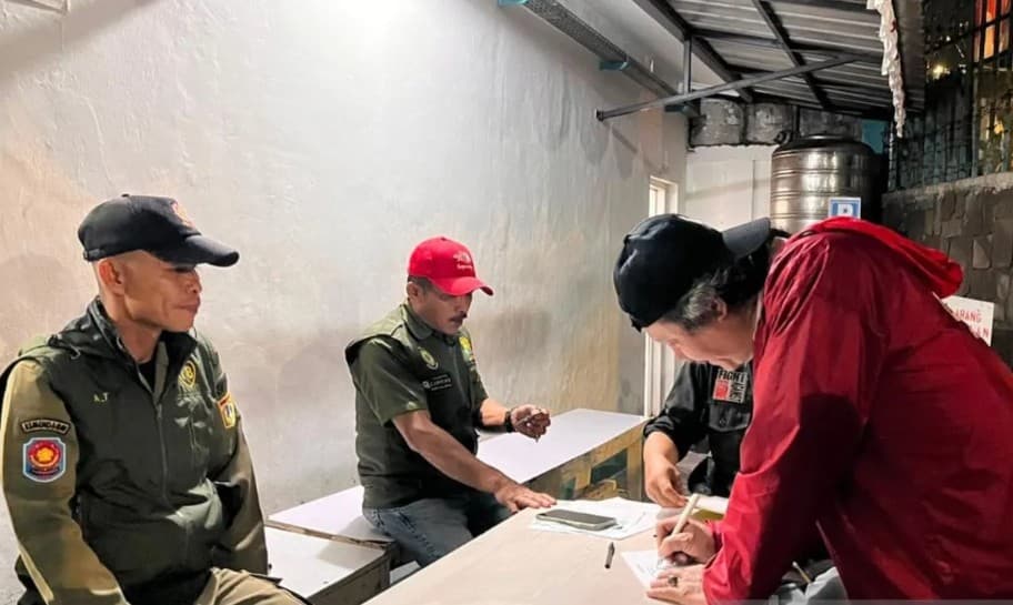 Pemkot Jaktim Tangkap Warga yang Buang Sampah Sembarangan di Ciracas, Pelaku Terancam Denda Rp500 Ribu