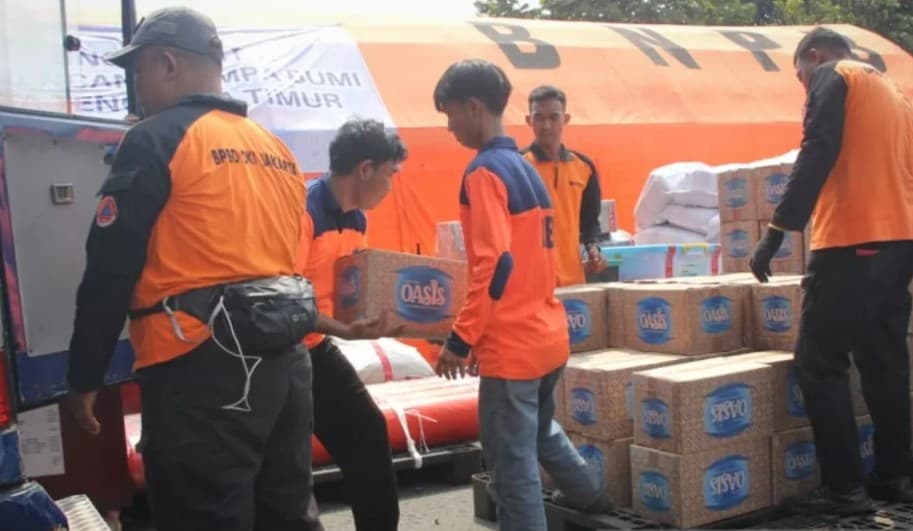 BNPB Salurkan 777,7 Ton Bantuan Gempa NTT Lewat Jalur Udara, Ribuan Tenda Dikirim