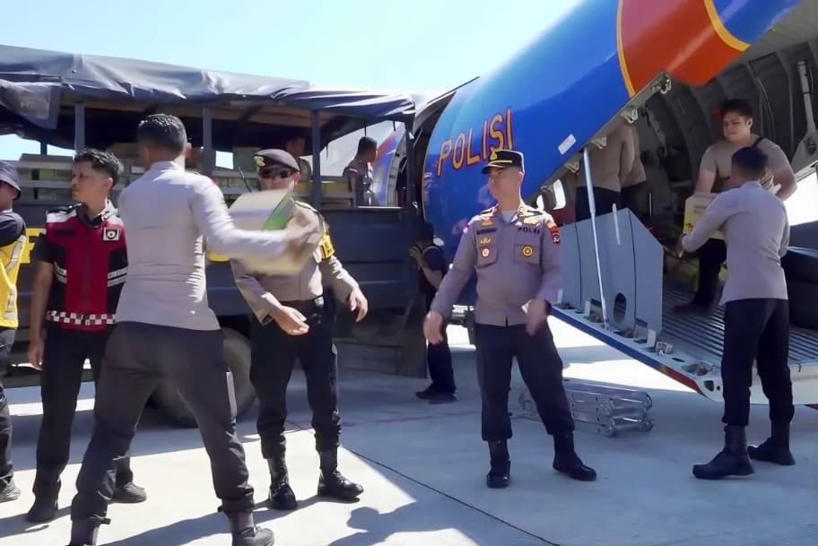 Polri Salurkan Bantuan Logistik untuk Warga Terdampak Gempa Magnitudo 7,7 di NTT