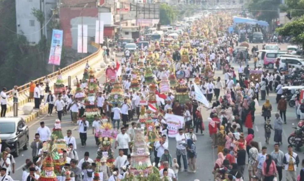 Kirab Ancak Agung Jember Pecahkan Rekor MURI dengan 867 Gunungan