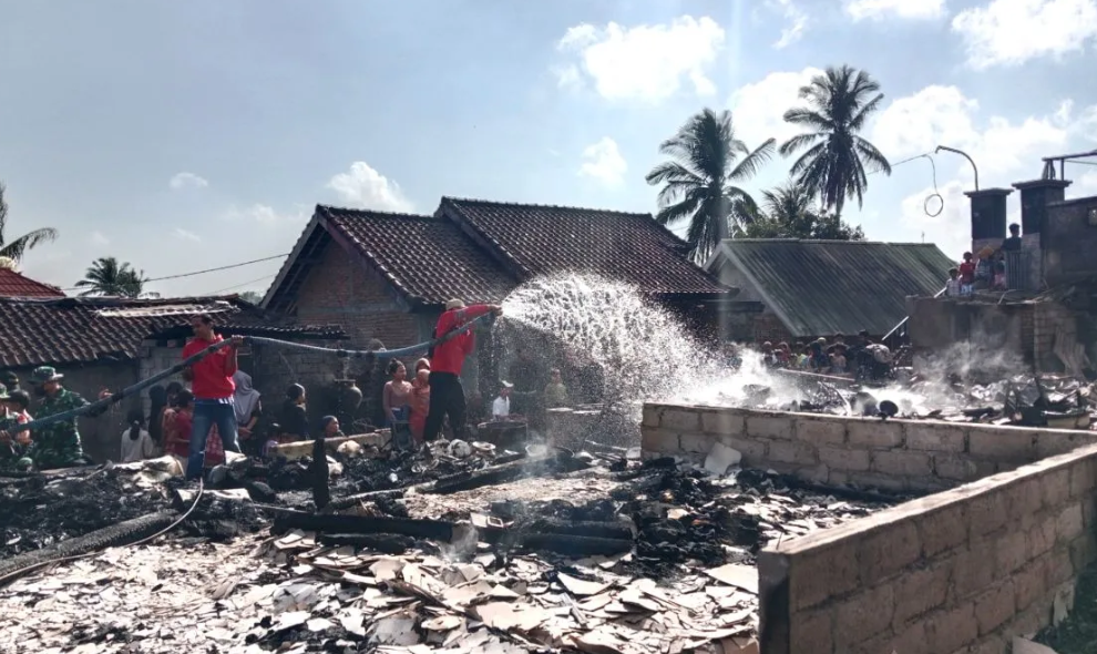 Kebakaran Menghanguskan 120 Rumah Adat Sade di Lombok, Petugas Gabungan Bersihkan Puing