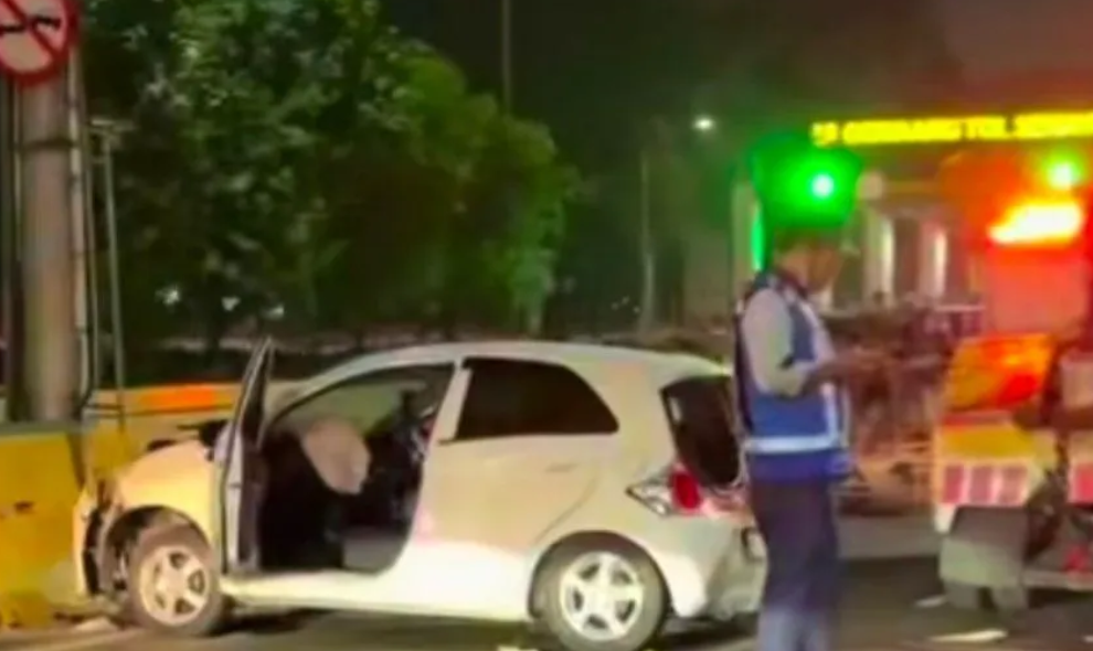 Tabrakan Beruntun Tiga Mobil Terjadi di Tol Senayan, Dua Orang Terluka