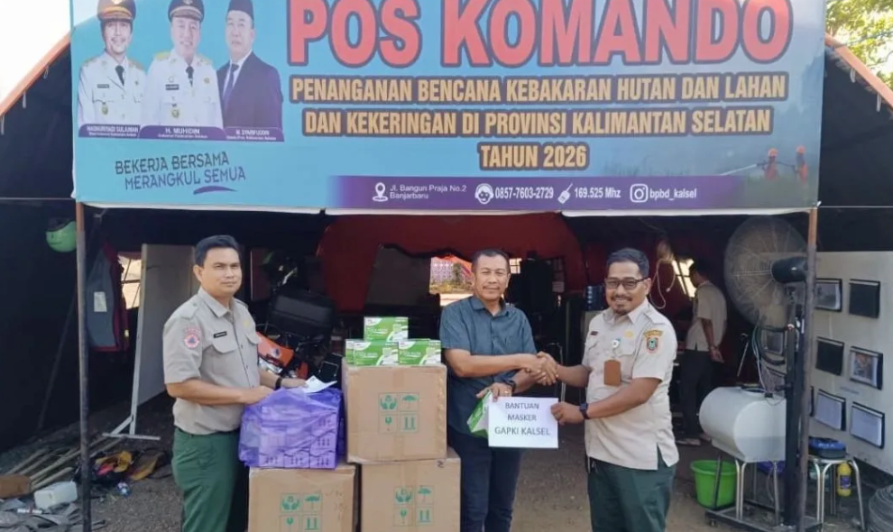 Pemprov Kalsel dan GAPKI Membagikan 20.000 Masker untuk Lindungi Warga dari Kabut Asap Karhutla