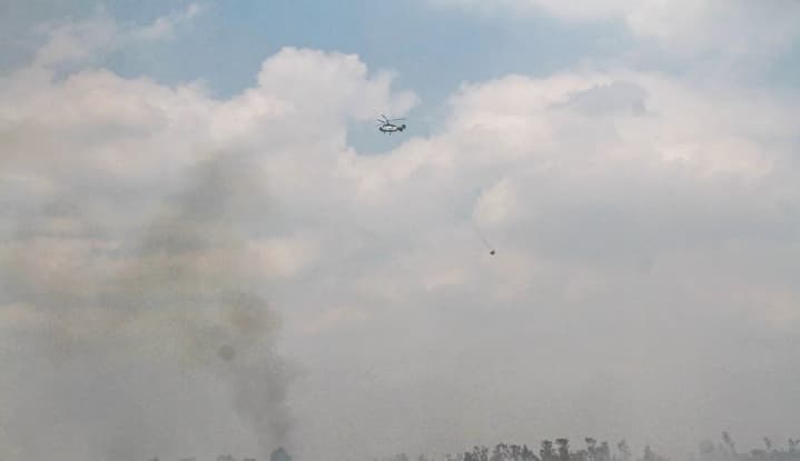 BNPB Memperkuat Operasi Karhutla di Empat Provinsi dengan Helikopter dan Modifikasi Cuaca