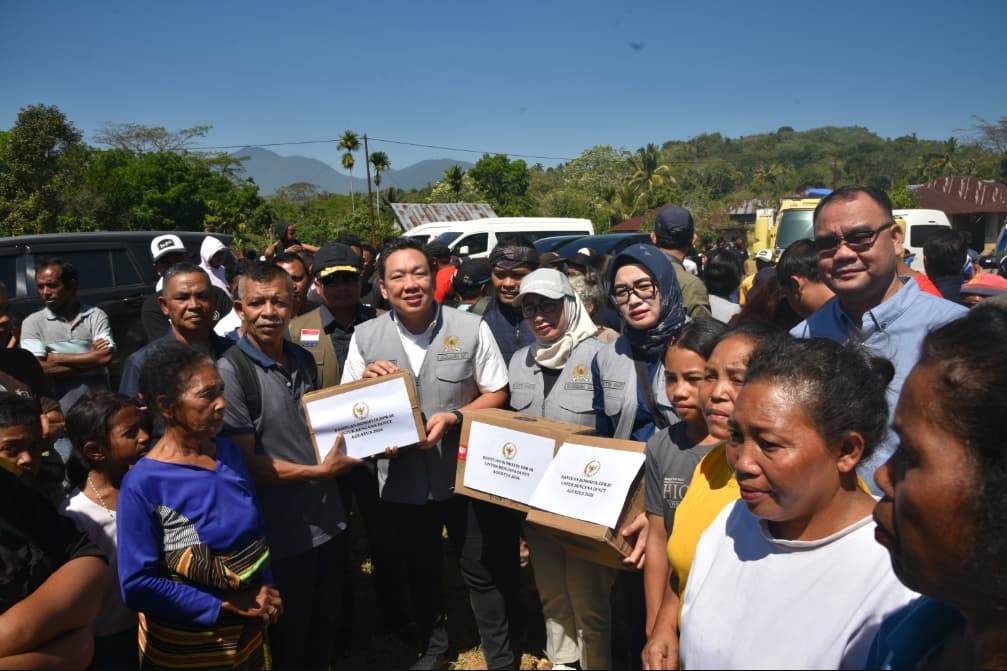 Komisi IX DPR Tinjau Korban Gempa Flores dan Salurkan Bantuan Logistik untuk Pengungsi