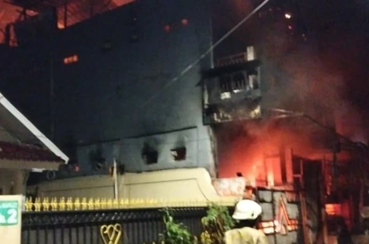 Kebakaran Rumah di Tebet Menewaskan Empat Orang dan Melukai Satu Korban