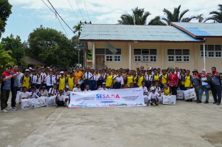 Pertamina Salurkan Seragam dan Perlengkapan Sekolah untuk Siswa Prasejahtera di Kampung Doromena