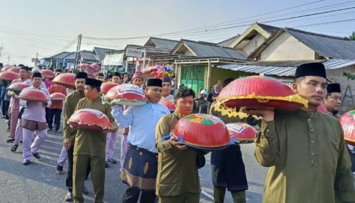 Warga Pangkalpinang Menggelar Nganggung 1.000 Dulang untuk Merayakan Maulid Nabi