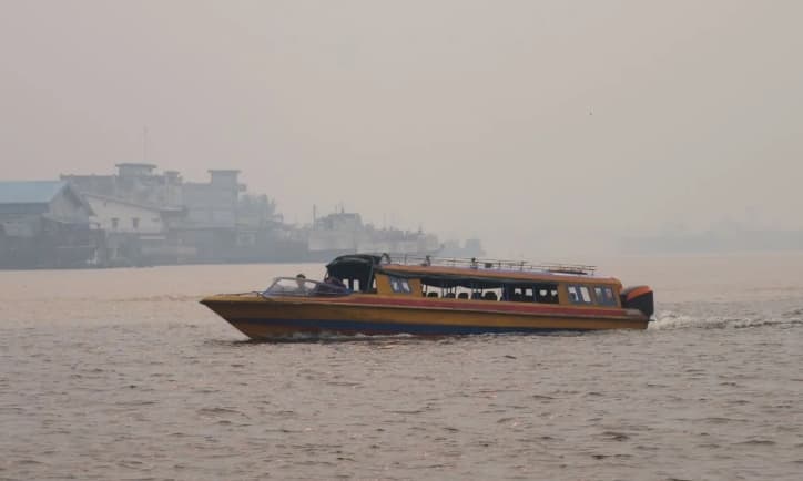 Kabut Asap Membatasi Jarak Pandang, Polda Kalbar Minta Pengguna Sungai Kapuas Waspada