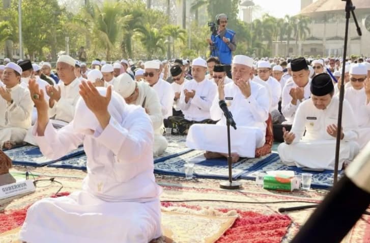 Pemprov Kalsel Menggelar Shalat Istisqa, Ribuan Umat Memohon Hujan untuk Atasi Karhutla
