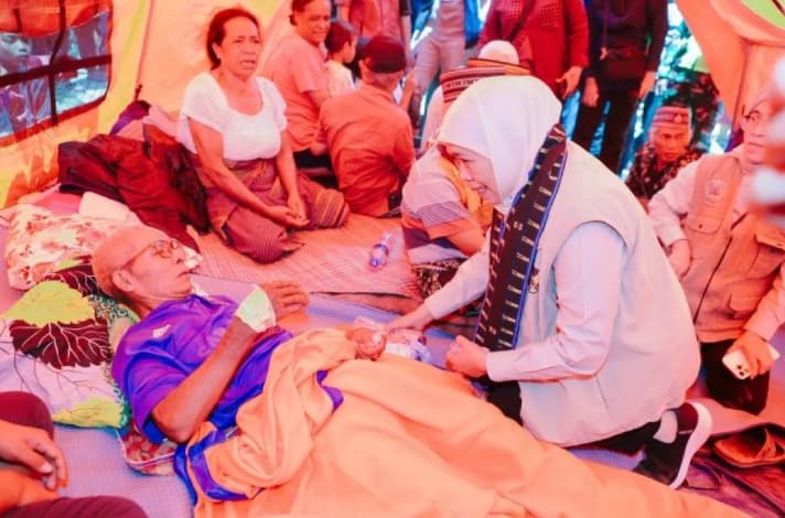 Khofifah Menguatkan Pengungsi Gempa Manggarai Timur dan Siapkan Tambahan Lima Ton Beras