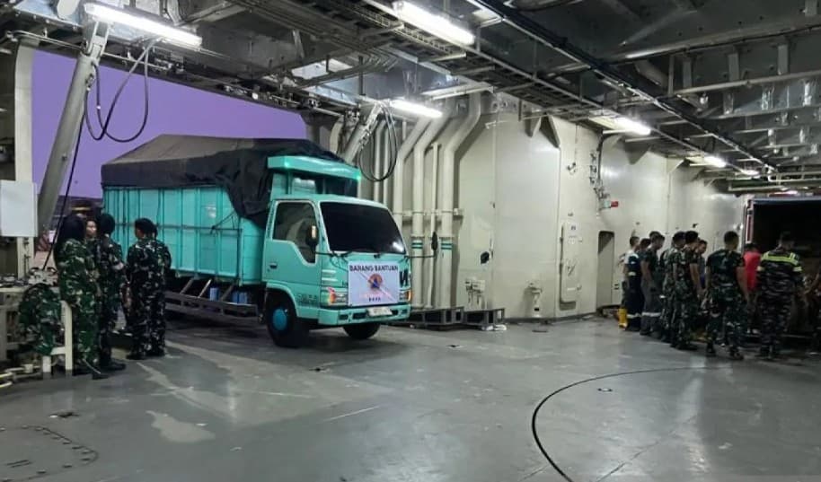 TNI AL Kerahkan KRI Semarang-594 Bawa Puluhan Ton Bantuan dan 15 Truk untuk Korban Gempa NTT