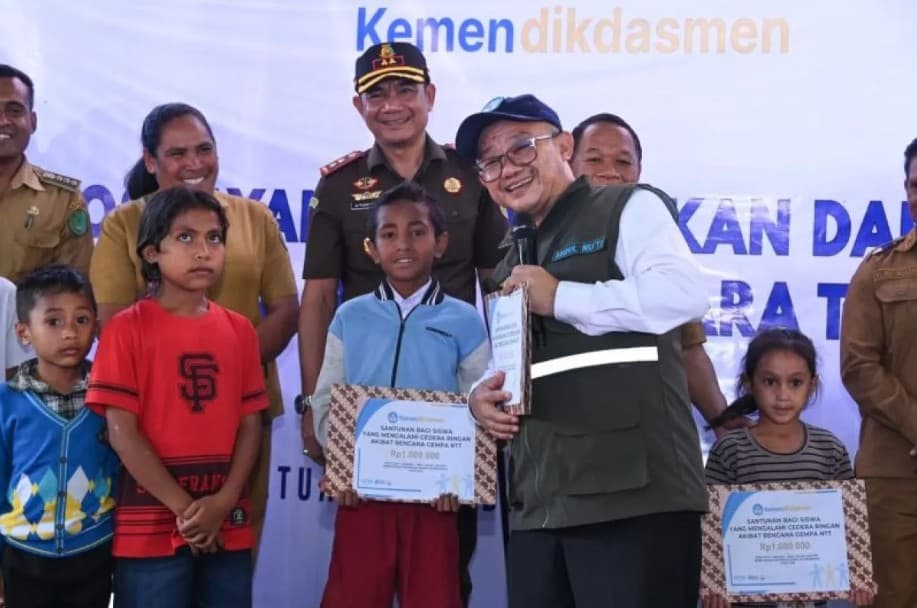 Kemendikdasmen Salurkan Santunan Rp305 Juta untuk Guru dan Murid Korban Gempa Flores