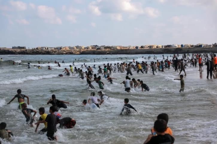 Anak-Anak Gaza Berenang untuk Menemukan Kembali Keceriaan Masa Kecil yang Hilang akibat Perang