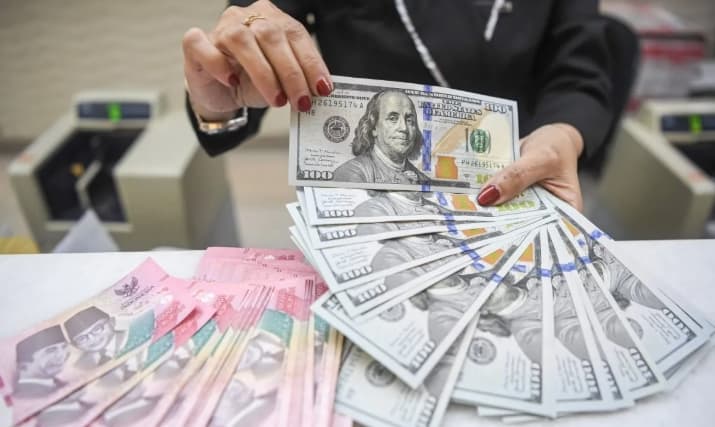 Rupiah Menguat ke Rp17.695 per Dolar AS Seiring Harga Minyak Dunia Turun