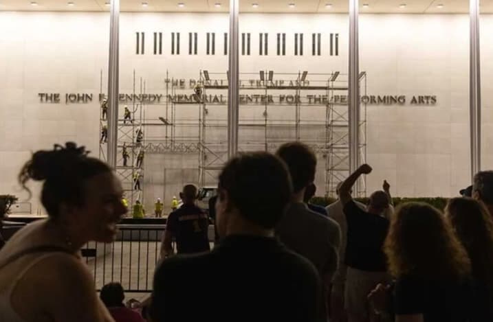 Pendapatan Kennedy Center Anjlok Setelah Dewan Mencantumkan Nama Donald Trump