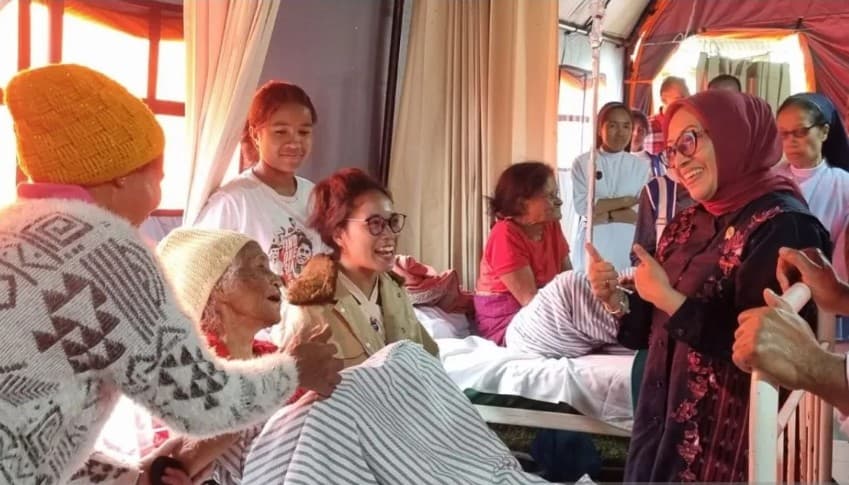 Menteri PPPA Jenguk Korban Gempa Manggarai, 17 Pasien Masih Dirawat di Rumah Sakit Lapangan