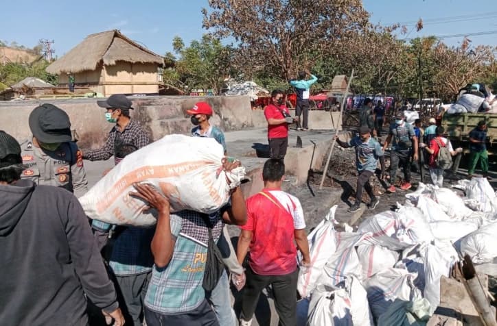 Ribuan ASN, TNI, dan Polri Bersihkan Sisa Kebakaran Kampung Adat Sade