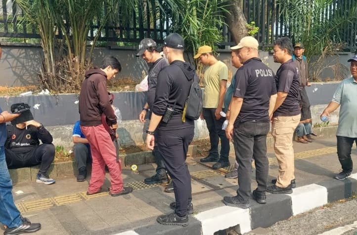 Polisi Memeriksa Massa Secara Acak dan Menutup Sejumlah Akses Menuju Gedung DPR