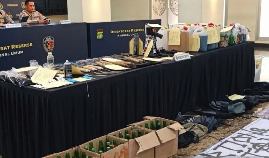 Polda Metro Jaya Sita 39 Senjata Tajam dan 201 Botol Bersumbu Jelang Aksi di DPR/MPR