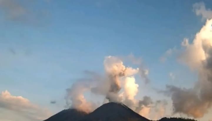 Gunung Lewotobi Laki-laki Meletus dan Melontarkan Abu Vulkanik Setinggi Satu Kilometer
