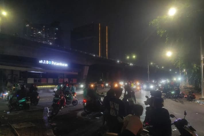 Massa Masih Berkerumun di Slipi hingga Dini Hari, Lalu Lintas di Sekitar DPR Belum Normal