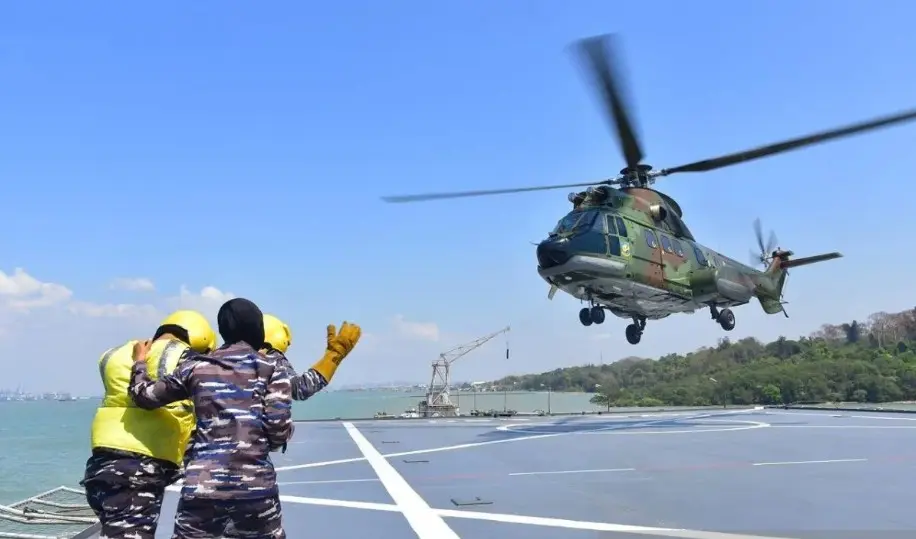 Penerbang Helikopter TNI AU Asah Pendaratan di Kapal Perang Jelang Peresmian KRI Gajah Mada