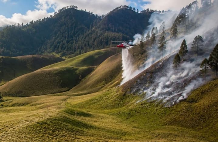 Karhutla Gunung Semeru Meluas di Tujuh Titik, Petugas Kerahkan Helikopter untuk Padamkan Api