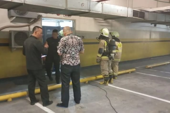 Petugas Gulkarmat Mengerahkan 14 Personel untuk Padamkan Api di Ruang Baterai Gedung KPK