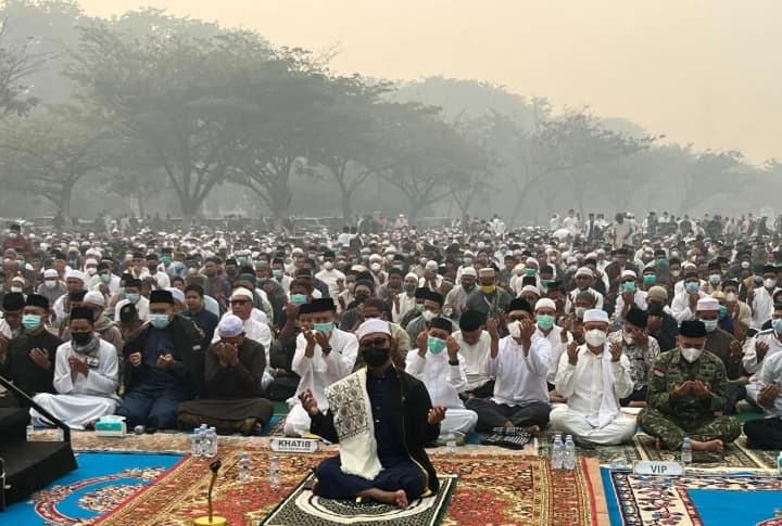 Ribuan Warga Pontianak Menggelar Salat Istisqa saat Kabut Asap Memburuk