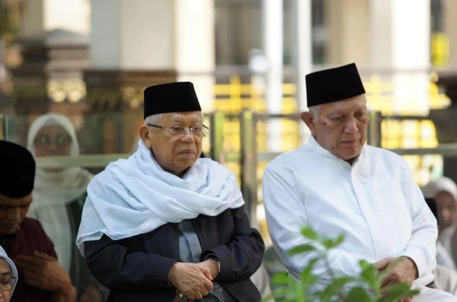 Ma'ruf Amin Berziarah Bersama Gus Kikin Jelang Pemilihan Ketua Umum PBNU di Muktamar Ke-35 NU