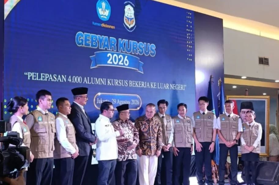 Kemendikdasmen dan FPLKP Lepas 4.021 Alumni LKP untuk Bekerja di 11 Negara