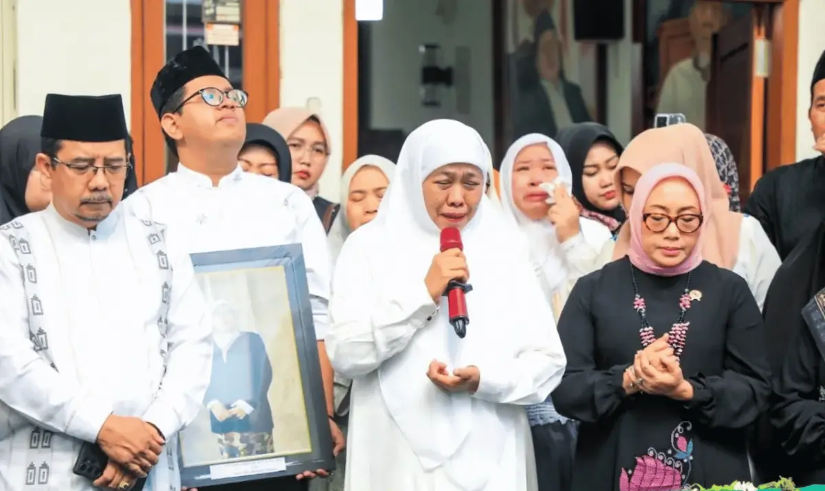 Khofifah dan Menteri PPPA Lepas Jenazah Kepala Asrama Haji Surabaya ke Pemakaman